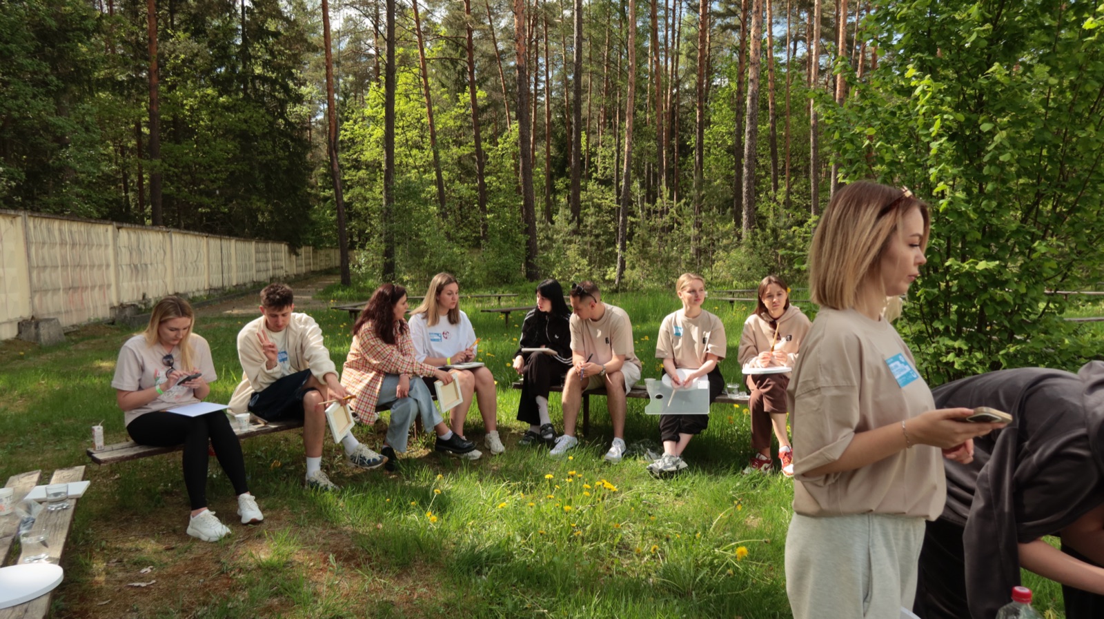 Участница пишет картину на пленэре